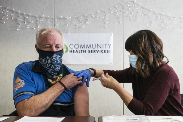 ▲23일(현지시간) 미국 콜로라도주 애스펀시의 한 병원에서 남성이 모더나 백신을 접종하고 있다. 애스펀/AP뉴시스