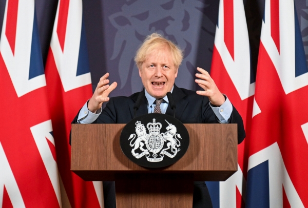 ▲보리스 존슨 영국 총리가 24일(현지시간) 유럽연합(EU)과 미래관계 협상을 타결하고 나서 이를 설명하는 기자회견을 하고 있다. 런던/로이터연합뉴스 
