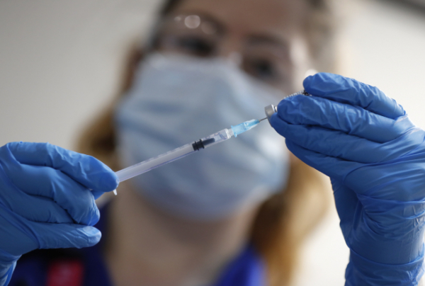 ▲영국 런던의 한 병원 의료진이 화이자-바이오엔테크의 코로나19 백신 접종을 준비하고 있다. (AP)