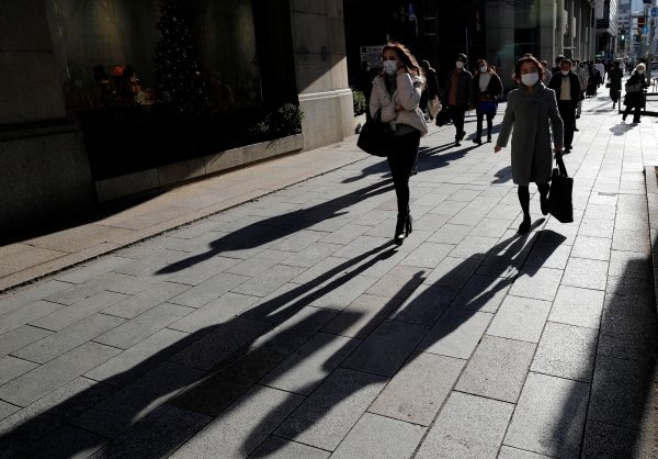 ▲일본 도쿄에서 25일 사람들이 마스크를 착용하고 걸어가고 있다. 도쿄/로이터연합뉴스 
