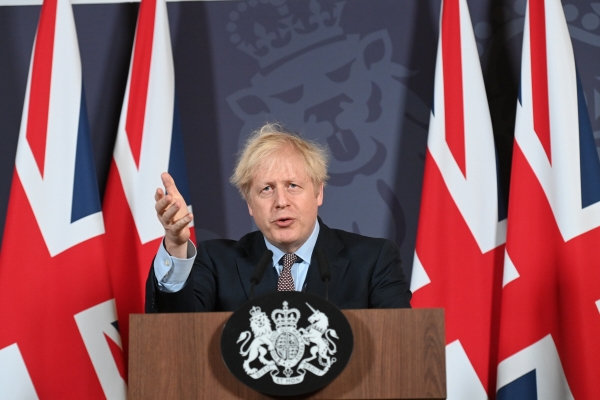 ▲보리스 존슨 영국 총리가 24일(현지시간) 유럽연합(EU)과 미래관계 협상을 타결하고 나서 이를 설명하는 기자회견을 하고 있다. 런던/AP연합뉴스 
