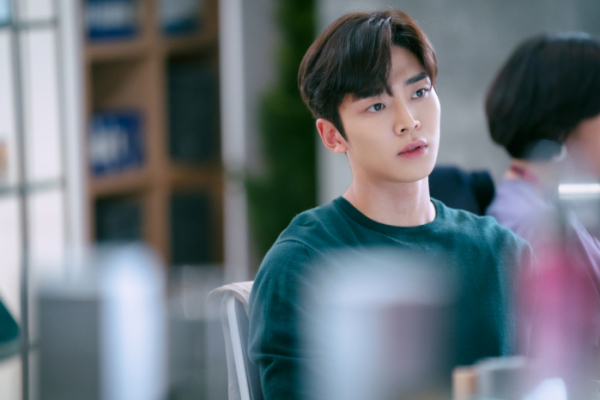 ▲‘선배, 그 립스틱 바르지 마요’ 로운(사진제공=JTBC스튜디오)