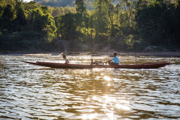 ▲라오스 루앙프라방 인근 메콩강에서 어부들이 배를 타고 낚시를 하고 있다. 루앙프라방/신화뉴시스
