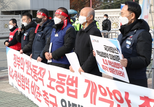 ▲김동명 한국노총 위원장과 김재하 민주노총 비대위원장 등이 지난 7일 국회 앞에서 ‘정부의 반노동적 노동법 개악안 철폐’ 공동기자회견을 하고 있다. 연합뉴스
