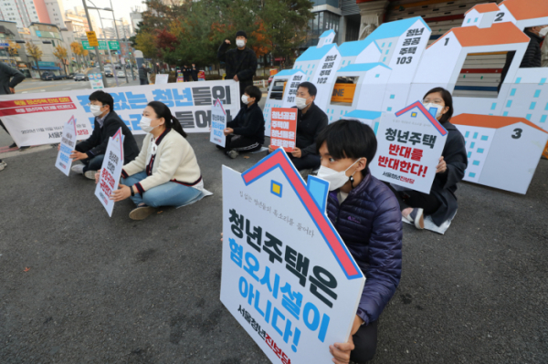 ▲진보당 서울시당 서울청년진보당이 지난달 15일 서울 중랑구 한 아파트 단지 앞에서 열린 묵동 청년임대주택 찬성 집회에서 피켓시위를 하고 있다.  (뉴시스)