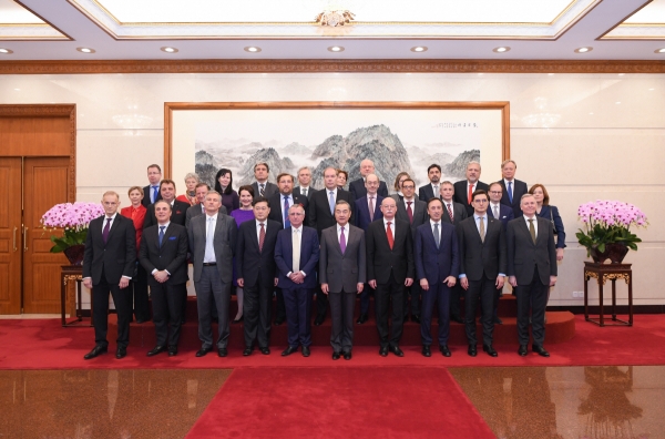 ▲왕이(가운데) 중국 외교부장이 21일 중국 주재 EU 27개국 대사를 만나 투자협정 논의를 하고 단체 기념사진을 찍고 있다. 베이징/신화뉴시스
