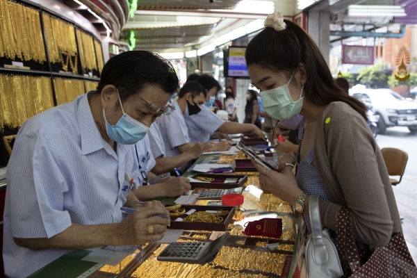 ▲태국 방콕의 한 금은방에서 4월 16일(현지시간) 직원이 금 목걸이를 꺼내보이고 있다. 방콕/AP뉴시스
