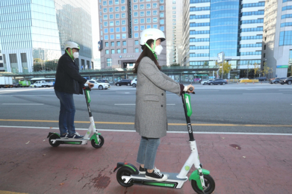 ▲이용자들이 서울시 여의도 자전거도로에서 라임 전동킥보드를 타고 있다.  (사진제공=라임코리아)