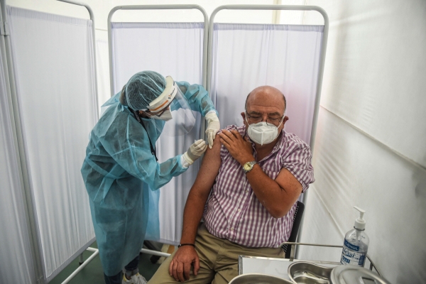 ▲ 페루 수도 리마의 카예타노 에레디아 대학 임상연구센터에서 9일(현지시간) 한 의료인이 임상시험 자원자의 팔에 중국 시노팜이 생산한 신종코로나바이러스감염증(코로나19) 백신을 접종하고 있다. (리마/AFP연합뉴스)