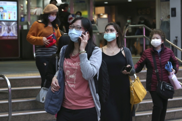 ▲대만 타이베이에서 29일 시민들이 마스크를 쓴 채 걷고 있다. 타이베이/AP뉴시스
