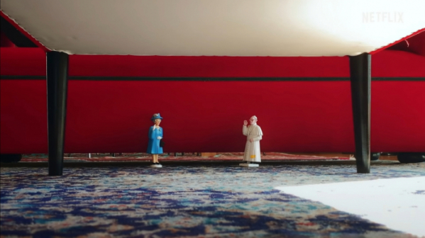 ▲테이블 아래에서 이뤄진 영국 여왕과 교황과의 만남. 파올로 소렌티노의 '밤 끝으로의 여행'은 독특한 상상력과 목소리 연기가 돋보이는 작품이다. (출처=넷플릭스 유튜브 캡처)