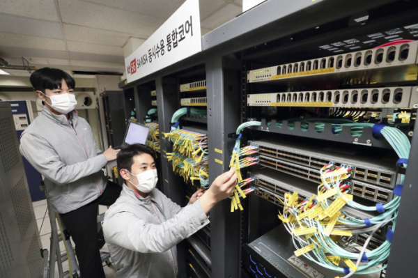 ▲KT 네트워크 직원들이 서울 구로구 KT 구로타워에서 ‘5G SA-NSA 통합 코어망’을 점검하고 있다. (사진제공=KT)
