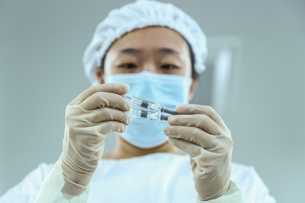 ▲25일 중국 수도 베이징에 있는 포장 공장에서 한 직원이 신종 코로나바이러스 감염증(코로나19) 백신 제품의 포장 및 품질을 검사하고 있다. (베이징/신화뉴시스)
