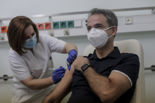 ▲키리아코스 미초타키스(오른쪽) 그리스 총리가 27일(현지시간) 그리스 아테네의 한 대학병원에서 화이자가 개발한 신종 코로나바이러스 감염증(코로나19) 백신을 접종받고 있다. (AP뉴시스)