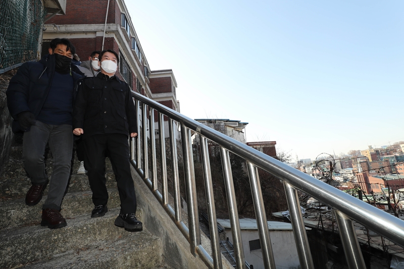 ▲새해 첫날인 1일 '서울시민 주거안정'을 위한 현장 점검에 나선 안철수 국민의당 대표가 서울 창신동 도시재생구역을 둘러보고 있다. (뉴시스)
