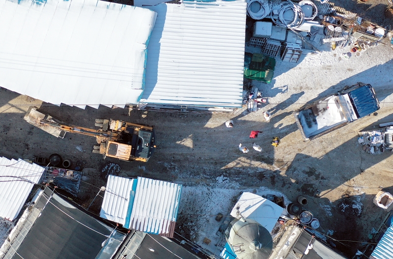 ▲충남 천안의 한 산란계 농장에서 고병원성 조류인플루엔자(AI) 의심 사례가 발생했다. 사진은 지난달 31일 전남 곡성군 곡성읍 한 오리농장에서 AI가 검출돼 방역당국이 살처분에 나서는 모습.  (사진 제공=뉴시스)