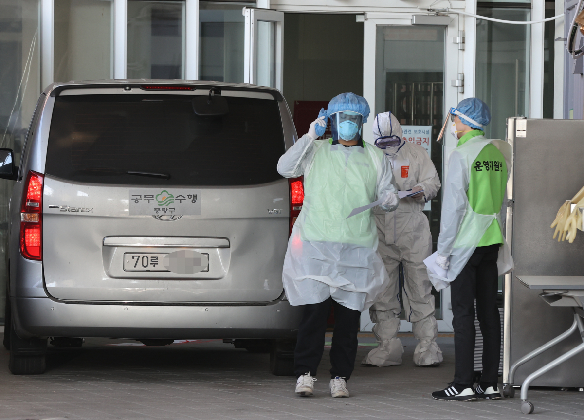 ▲서울 동대문구 서울시립대학교 생활관에 마련된 수도권 생활치료센터에서 관계자들이 무증상 및 경증 코로나19 환자들을 안내하고 있다. (연합뉴스)