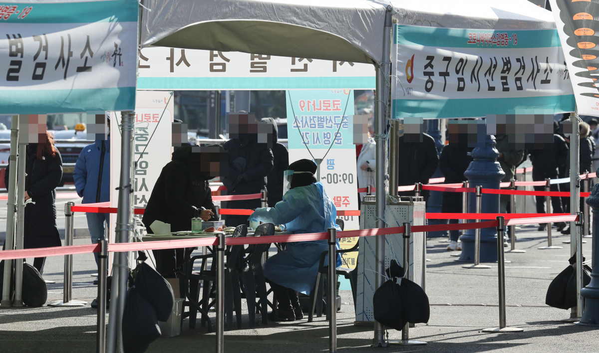 ▲2일 오후 서울역 광장에 마련된 신종 코로나바이러스 감염증(코로나19) 중구 임시 선별검사소에서 시민들이 코로나19 검사를 받기 위해 차례를 기다리고 있다. (연합뉴스)