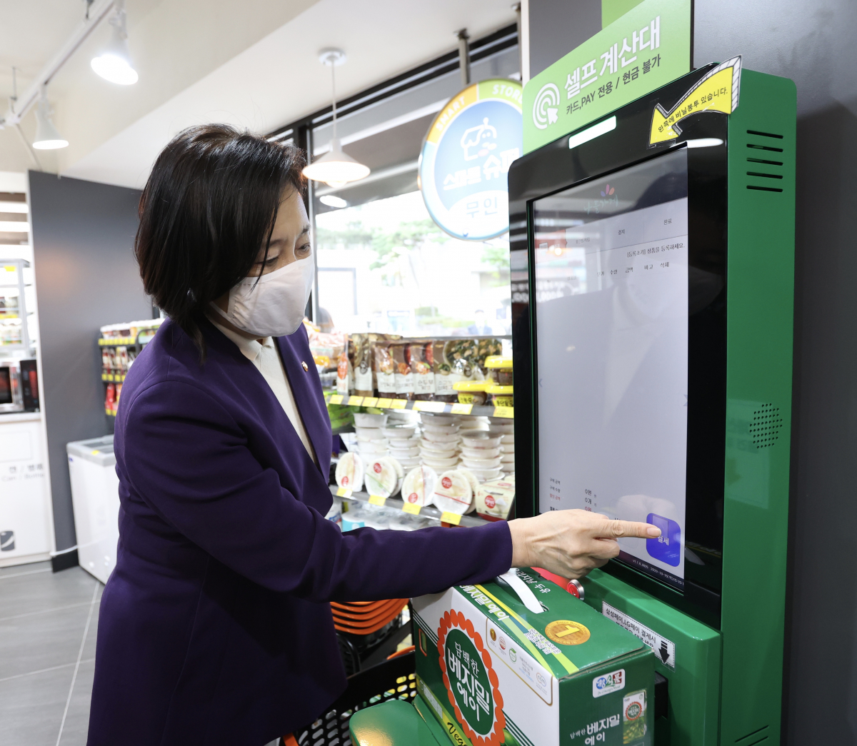 ▲박영선 중소벤처기업부 장관이 스마트슈퍼 1호점 무인계산기를 시연하고 있다. (사진제공=중소벤처기업부)