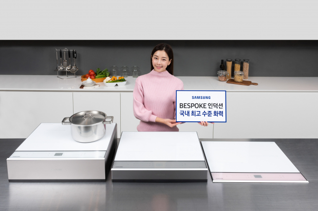 ▲삼성전자 모델이 수원 삼성전자 디지털시티 프리미엄하우스에서 차별화된 디자인과 국내 최고 수준의 화력을 갖춘 ‘삼성 비스포크(BESPOKE) 인덕션’ 신제품을 소개하고 있다. (사진제공=삼성전자)