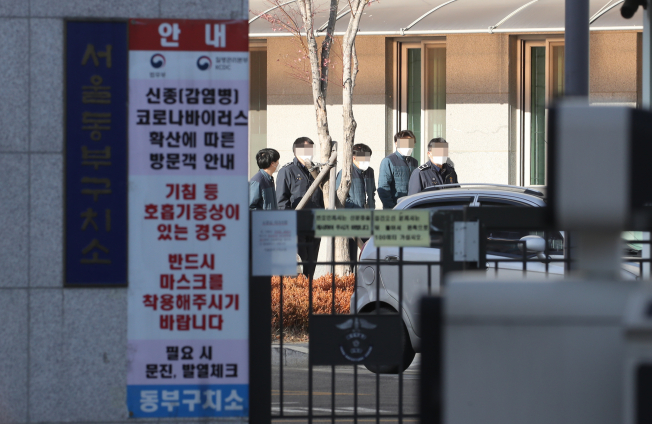 ▲3일 오전 서울동부구치소에서 관계자들이 이동하고 있다. 대규모 집단감염이 진행 중인 동부구치소는 전날 수용자 1122명을 대상으로 5차 전수조사를 했다. (연합뉴스)