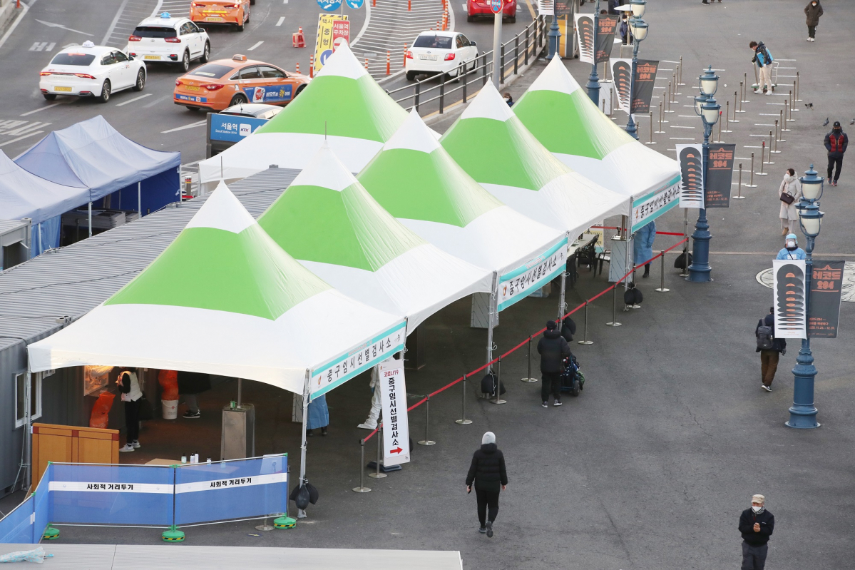 ▲서울 중구 서울역앞에 마련된 신종 코로나바이러스 감염증(코로나19) 임시선별검사소. (사진 제공=뉴시스)