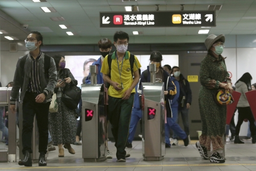 ▲지난해 12월 29일 마스크를 쓴 대만 사람들이 지하철 탑승구를 빠져나오고 있다. 타이페이/AP연합뉴스
