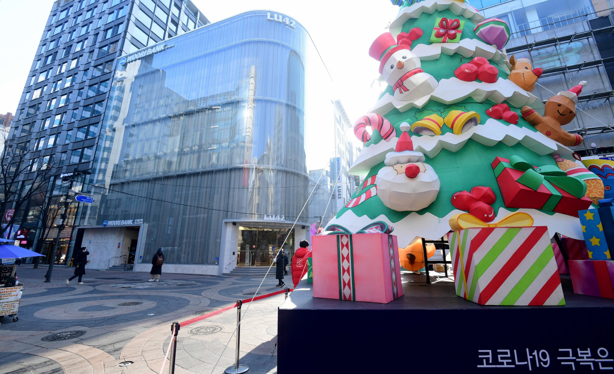 ▲코로나19 재확산 기세를 꺾기 위해 5인 이상 모든 사적 모임을 제한하는 등 연말연시 특별 방역대책이 시행된 가운데 서울 명동 거리가 크리스마스이브임에도 썰렁하다. 정부는 새해 첫 주부터 3차 재난지원금 지급 절차를 시작할 예정이다. 신태현 기자 holjjak@