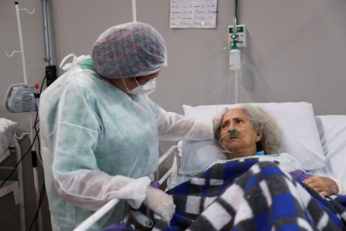 ▲브라질 상파울루의 한 병원에서 의료진이 신종 코로나바이러스 감염증(코로나19) 환자를 돌보고 있다. 상파울루/로이터연합뉴스
