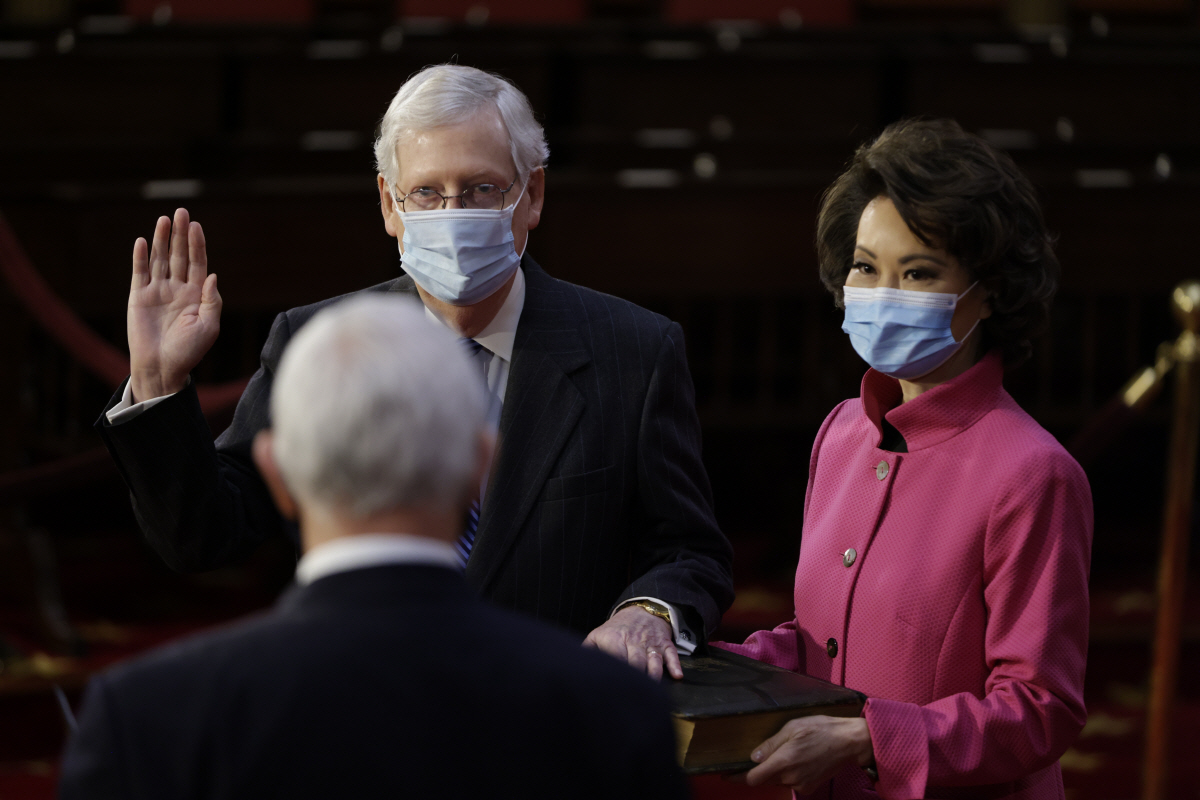 ▲미치 매코널 공화당 상원 원내대표가 3일(현지시간) 117대 의회 개원을 앞두고 마이크 펜스 부통령 앞에서 선서를 하고 있다. 워싱턴D.C./AP뉴시스
