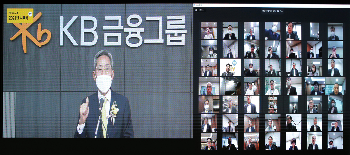 ▲4일 비대면 방식 ‘2021년 KB금융그룹 시무식’에 참석한 KB금융 윤종규 회장. (사진제공= KB금융)