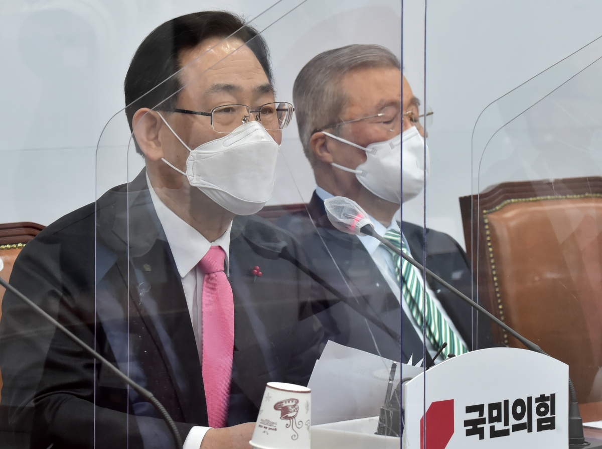 ▲주호영 국민의힘 원내대표가 4일 국회에서 열린 2021년 새해 첫 비상대책위원회의에서 발언하고 있다. (연합뉴스)