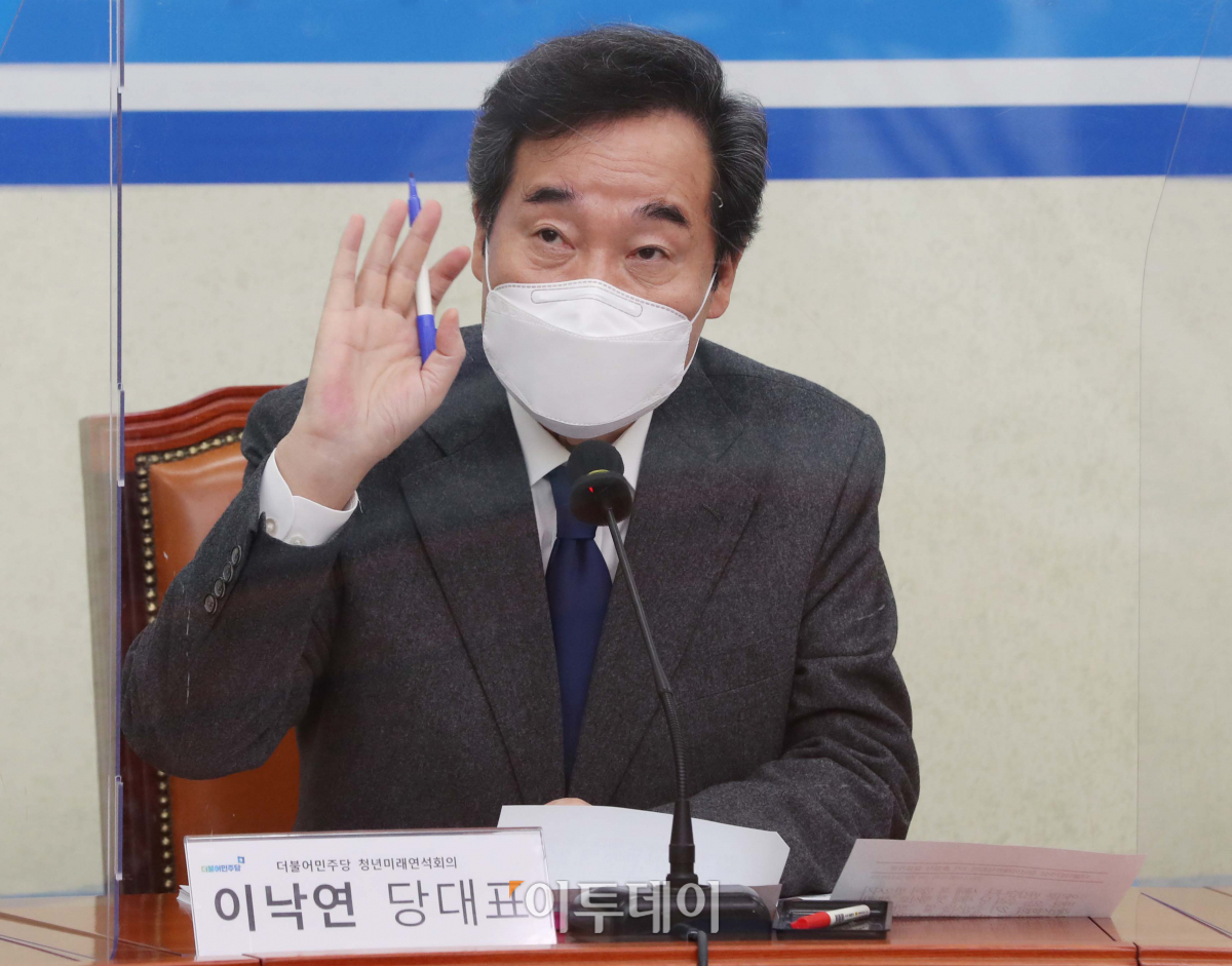 ▲이낙연 더불어민주당 대표가 이명박, 박근혜 두 전직 대통령에 대한 사면과 관련해 "정치적 유불리를 생각했다면 사면 제안을 안했을 것"이라며 "코로나19 등의 전쟁을 치리는데 국민 마음을 두 셋으로 갈라지게 한채로 갈 수 있을까 하는 절박한 충정으로 한 말"이라고 밝혔다. (이투데이)