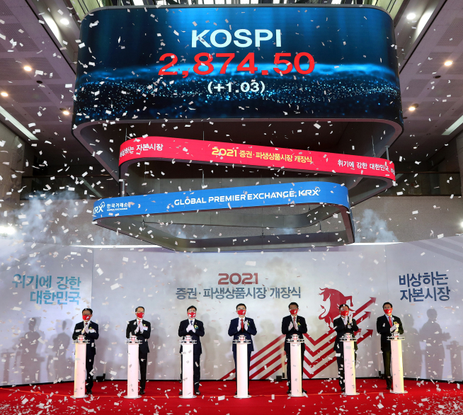 ▲2021년 증시가 개장한 가운데 개인 투자자들을 위한 제도 개선이 추진된다(사진제공=한국거래소)