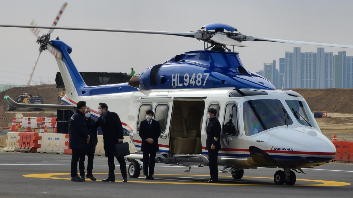 ▲이재용 부회장이 반도체 중장기 전략을 점검하기 위해 경기도 평택사업장을 찾는 모습 (사진제공=삼성전자)
