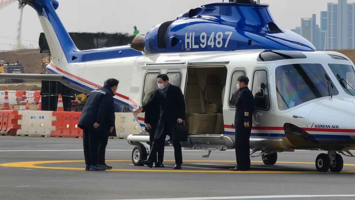 ▲이재용 부회장이 반도체 중장기 전략을 점검하기 위해 경기도 평택사업장을 찾는 모습 (사진제공=삼성전자)