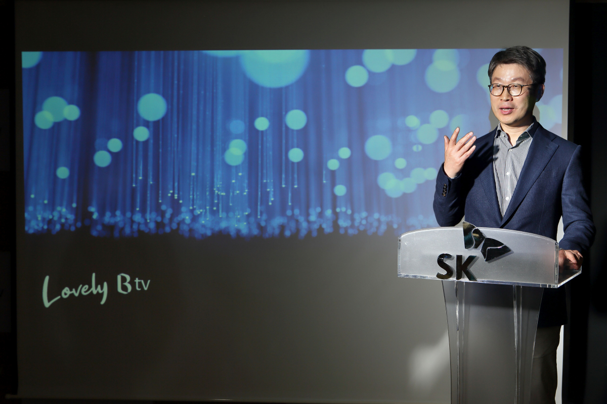 ▲최진환 SK브로드밴드 대표이사 사장이 신년회에서 올해 목표를 제시하고 있다. (사진제공=SKB)