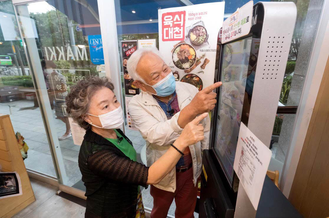 ▲서울의 한 음식점에서 어르신들이 키오스크로 음식을 주문하고 있다.  뉴시스

