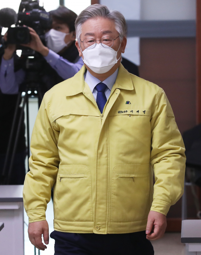 ▲이재명 경기도지사가 21일 오후 경기도 수원시 경기도청에서 신종 코로나바이러스 감염증(코로나19) 3차 대유행 확산 방지를 위한 긴급방역 대책을 발표하기 위해 브리핑룸으로 들어서고 있다.  (연합뉴스)