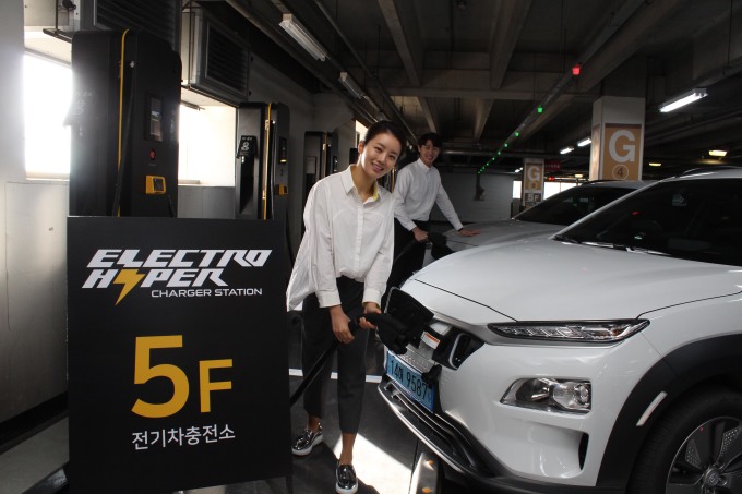 ▲이마트 초고속 전기차 충전소 (사진제공=이마트)