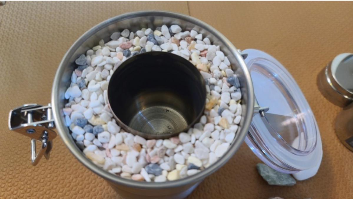 ▲에탄올을 담는 용기 주변을 바닥재로 채워주면 용기가 고정되며 바깥 용기로 열이 전달되는 걸 막아준다.  (사진제공=김용재)