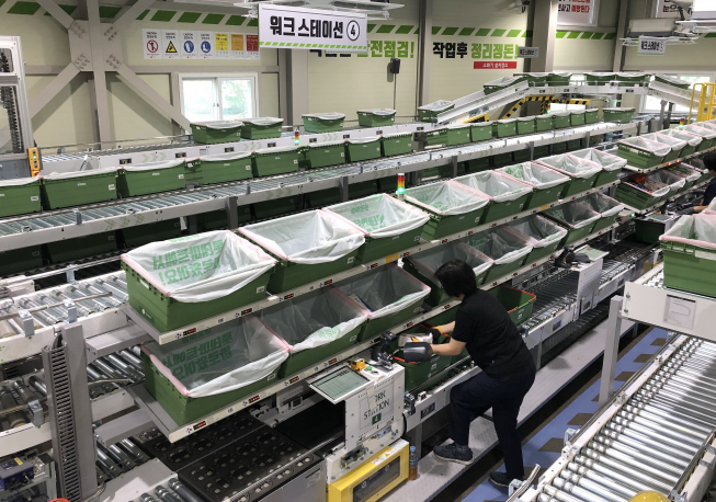 ▲롯데마트 중계점에 '바로배송'을 위해 설치된 장치에서 직원이 근무하고 있다. (사진제공=롯데쇼핑)