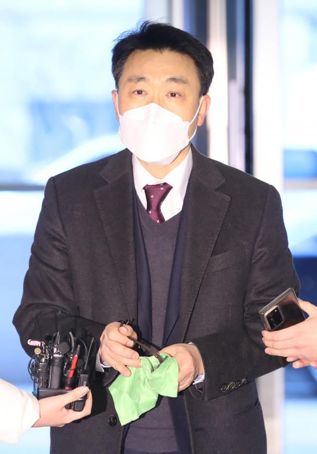 ▲김진욱 고위공직자범죄수사처장 후보자가 5일 오전 서울 종로구 인사청문회 준비사무실로 출근하며 김서린 안경을 닦고 있다.  (뉴시스)