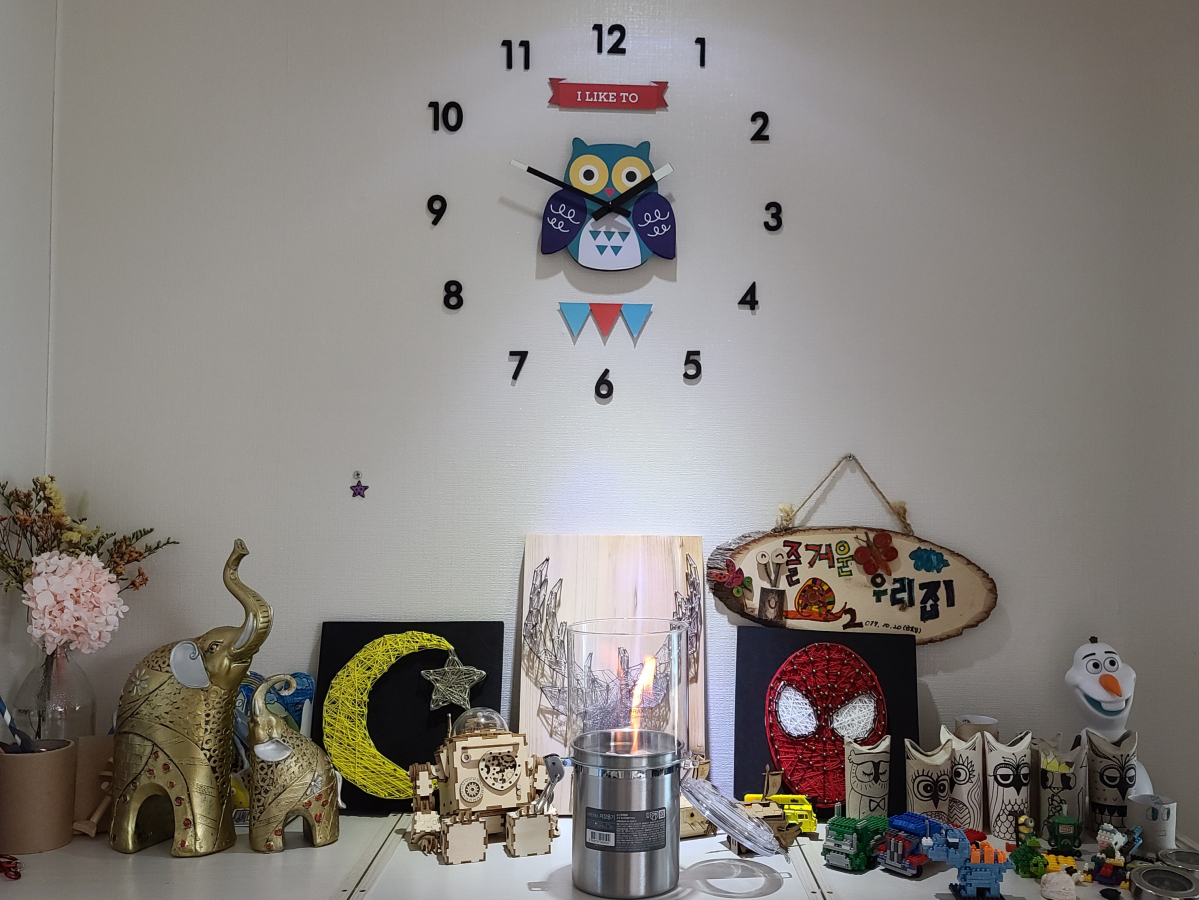 ▲김용재 씨와 가족들의 손길이 닿은 소품들 사이로 에탄올 난로가 불을 밝히고 있다. 에탄올 난로 역시 자체로 훌륭한 인테리어 소품이 된다. (사진제공=김용재)