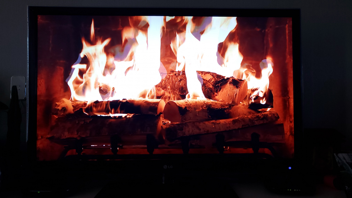 ▲벽난로 영상을 TV 화면에서 재생하면 실제로 불을 피운 듯한 따뜻한 느낌이 난다. (안유리 기자 inglass@)