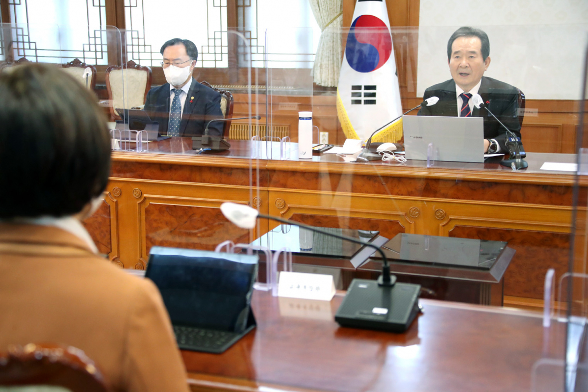 ▲정세균 국무총리가 5일 정부서울청사 집무실에서 부모의 학대로 16개월 입양아가 사망한 '정인이' 사건과 관련해 열린 긴급 사회관계장관회의를 주재하고있다. (연합뉴스)