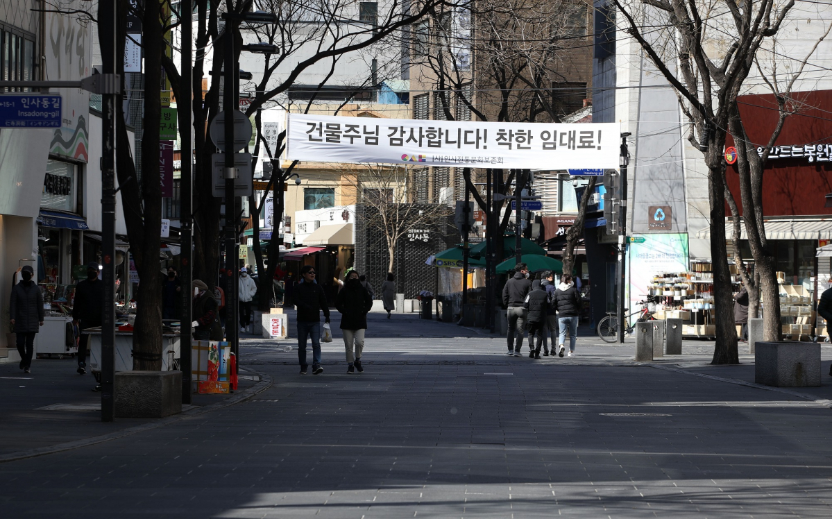 ▲신종 코로나바이러스 감염증(코로나19)의 여파로 '착한 임대인 운동'이 전국적으로 일어나는 가운데 지난해 3월 15일 오후 서울 종로구 인사동 거리에 '건물주님 감사합니다! 착한 임대료!'란 문구가 적힌 현수막이 걸려있다.  (뉴시스)