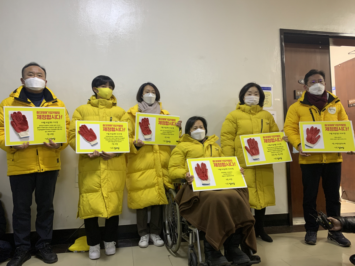 ▲정의당 의원들이 5일 오후 법사위 앞에서 중대재해법 제정 관련 피켓팅을 진행하고 있다. 왼쪽부터 김응호 부대표, 류호정 의원, 장혜영 의원, 강은미 원내대표, 심상정 의원, 배진교 의원. (제공=정의당 대변인실)