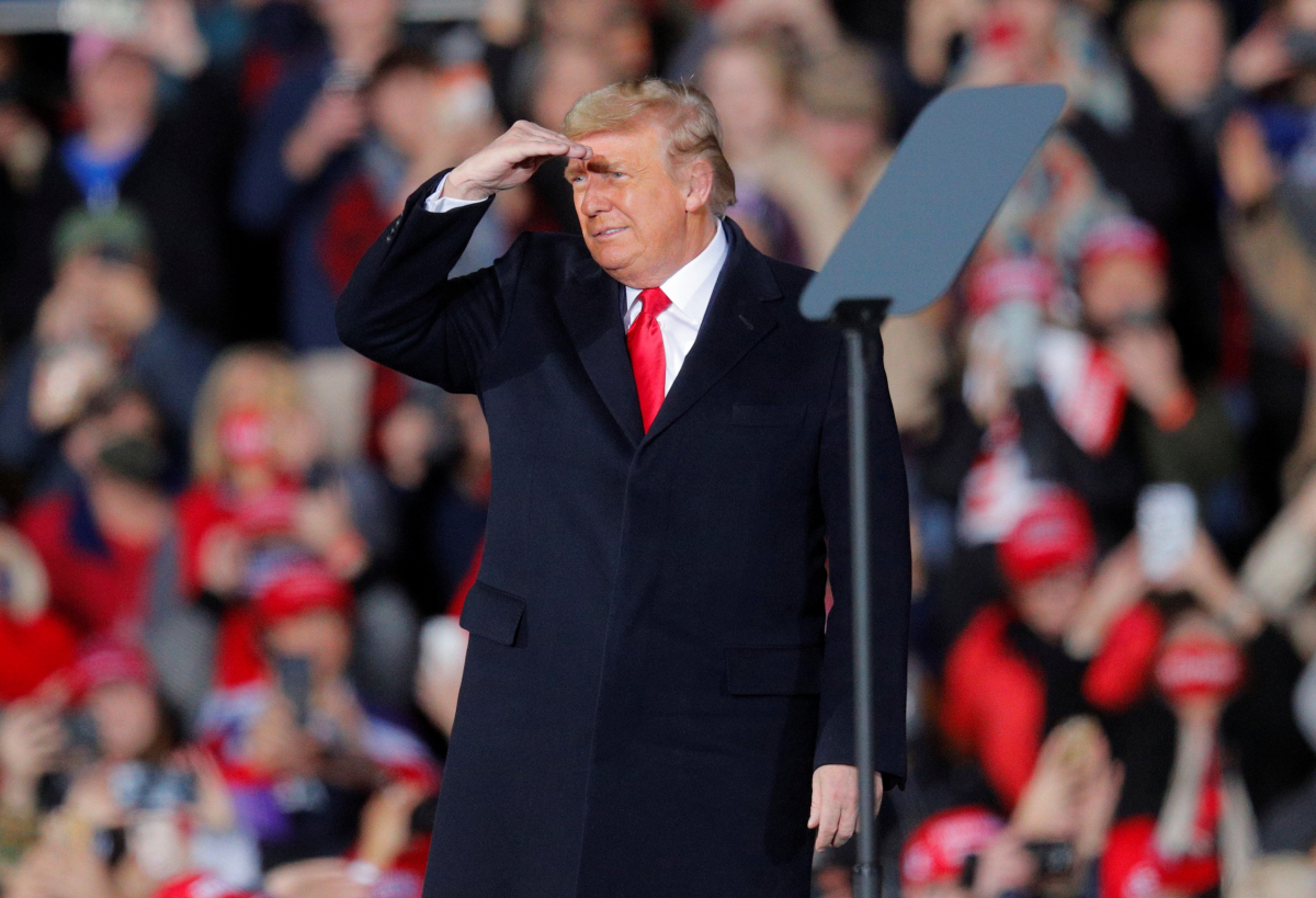 ▲미국 조지아주 연방 상원의원 결선투표를 하루 앞둔 4일(현지시간) 돌턴 공항에서 열린 공화당 후보 켈리 뢰플러 현역 의원의 선거 유세장에 참석한 도널드 트럼프 대통령이 손을 올려 지지자들을 살피고 있다. 돌턴/로이터연합뉴스