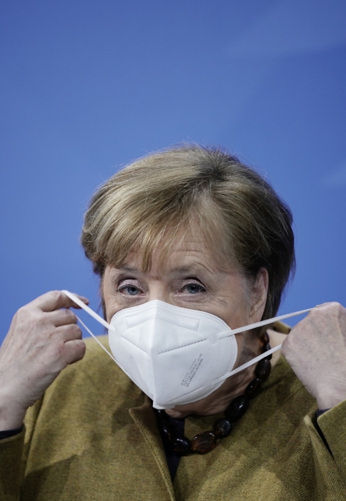 ▲앙겔라 메르켈 독일 총리가 5일(현지시간) 기자회견을 하기 위해 마스크를 벗고 있다. 베를린/로이터연합뉴스
